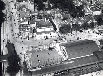 76347 Luchtfoto van het Stationsplein te Utrecht, uit het zuidwesten, met in het midden het Hotel-café-restaurant ...